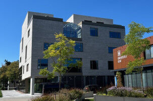 UGent opent nieuw gebouw op campus Kortrijk